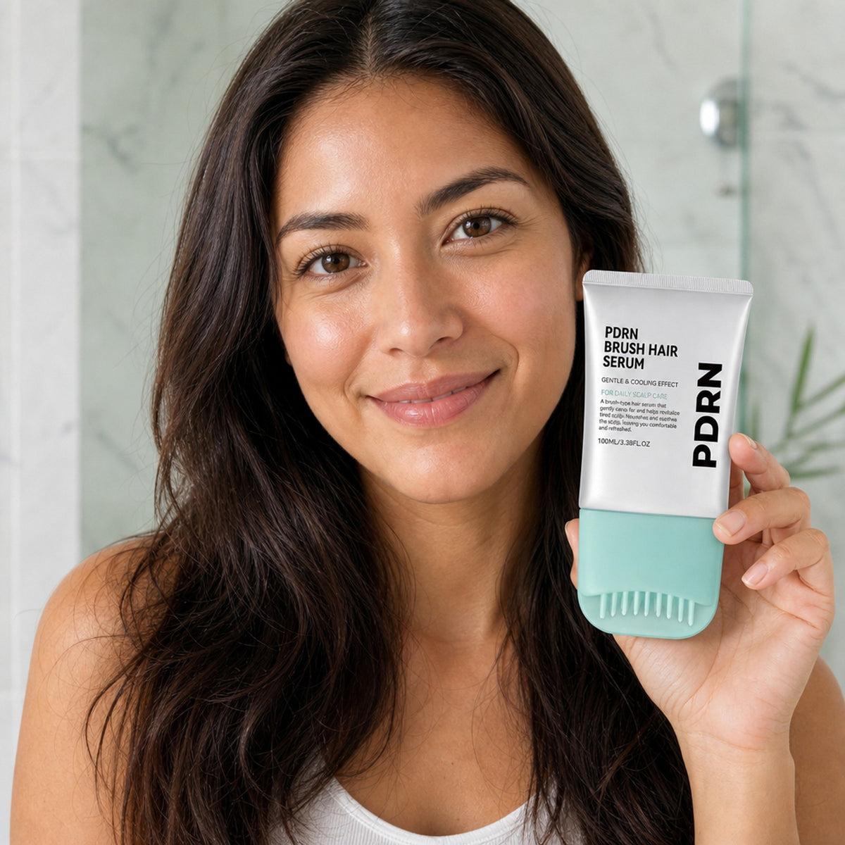 Mujer sosteniendo el serum capilar con PDRN de 100 ml